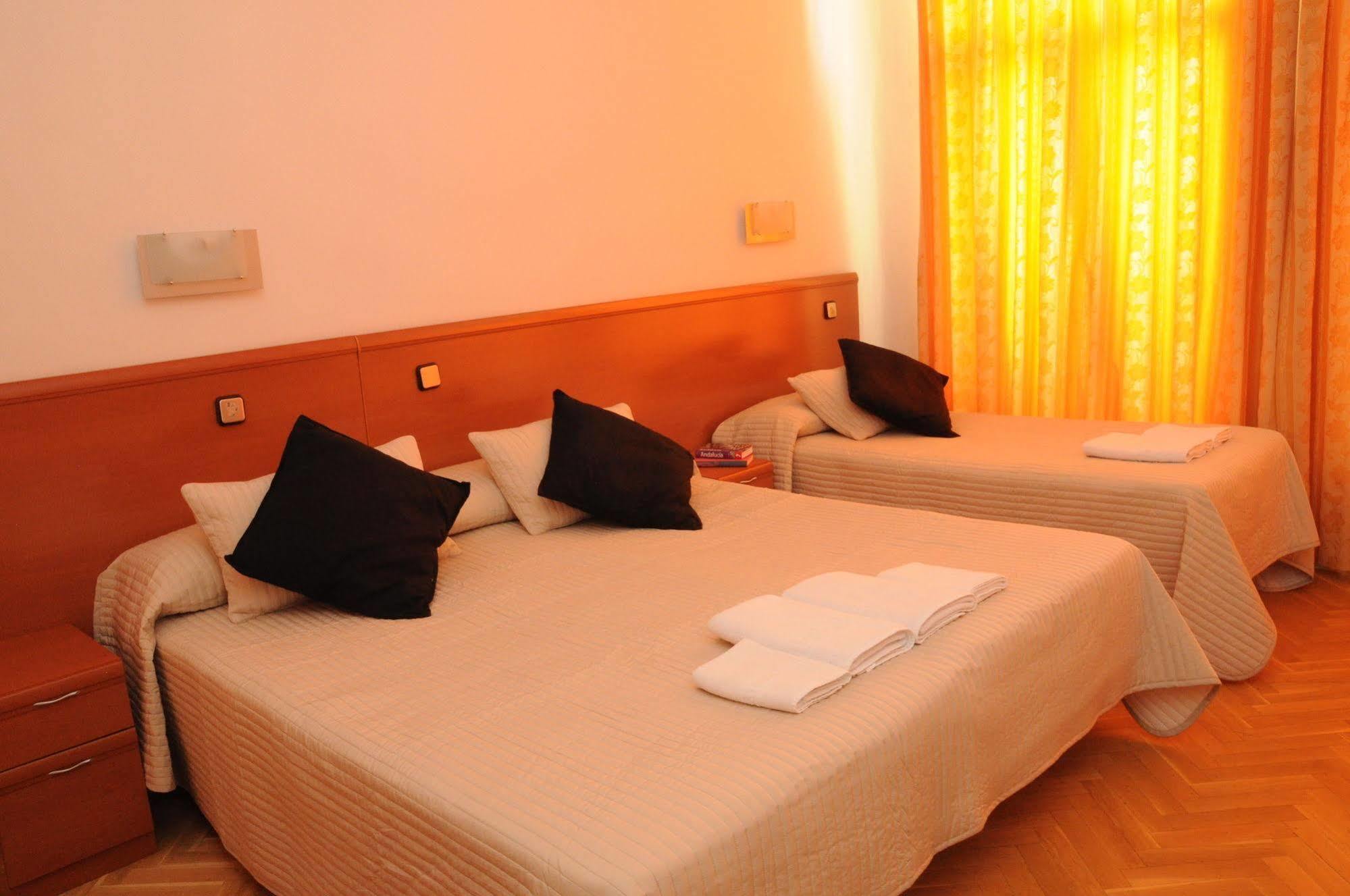 Hostal Luis XV Μαδρίτη Εξωτερικό φωτογραφία