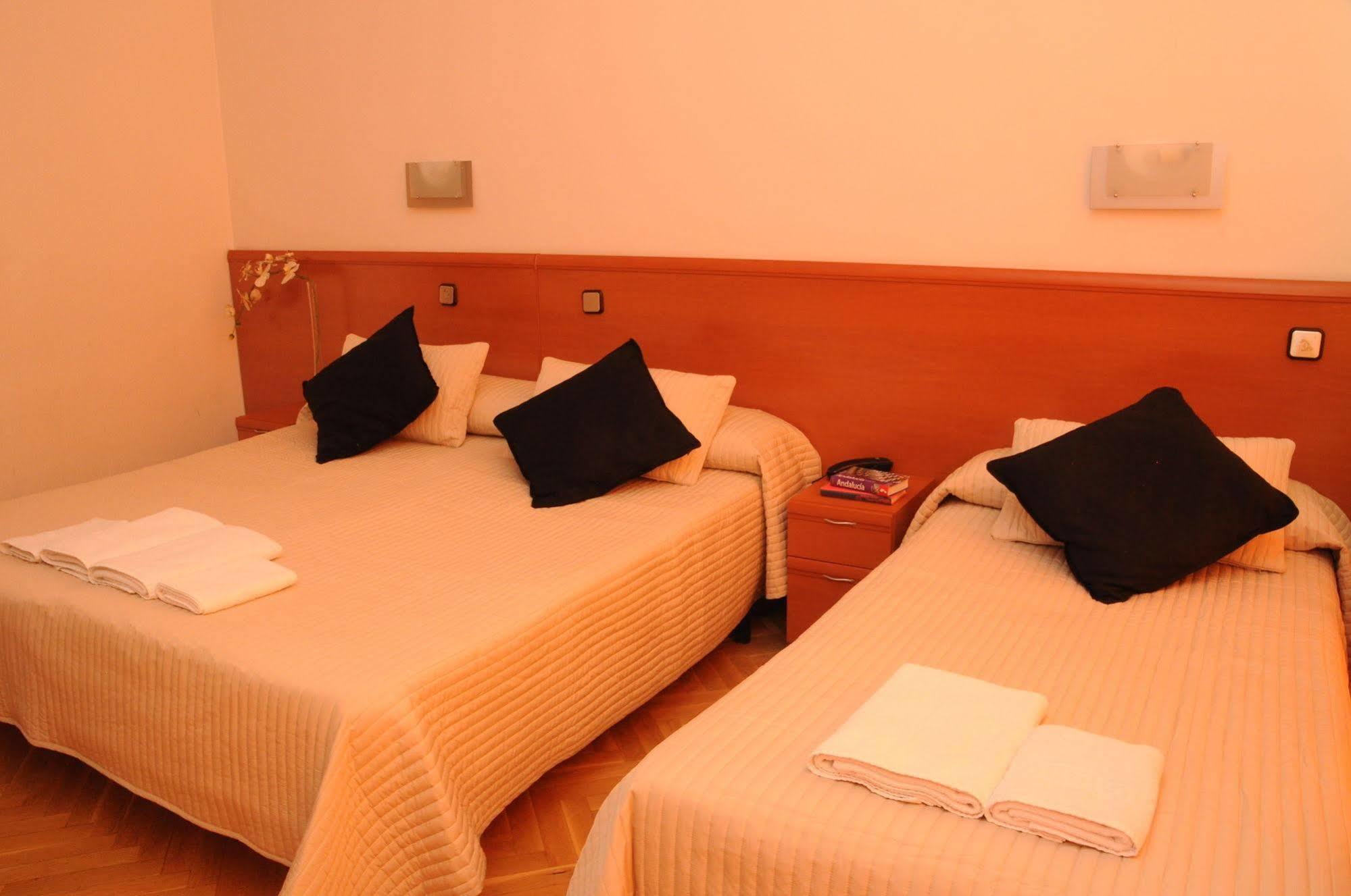 Hostal Luis XV Μαδρίτη Εξωτερικό φωτογραφία